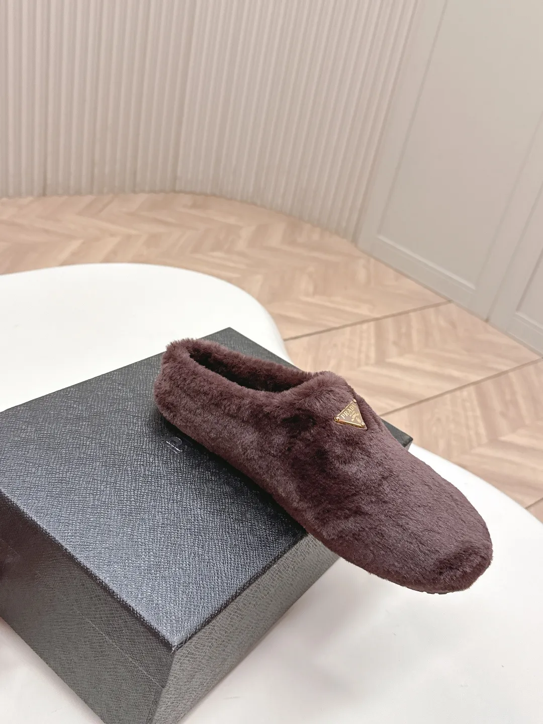 👟👟Ex-factory price 520👟👟 Prada prada25 autumn and winter furry slippers series, half-slip wool slippers, classic triangle buckle, comfortable, cute, cute, fashionable, elegant and versatile, the wool is comfortable and soft, awakening the warmth of autumn and winter. Let you walk comfortably from morning to night. Pair it with socks to easily cope with the changing seasons. Wool, sheep pattern lining, original outsole! 35-40 yards
